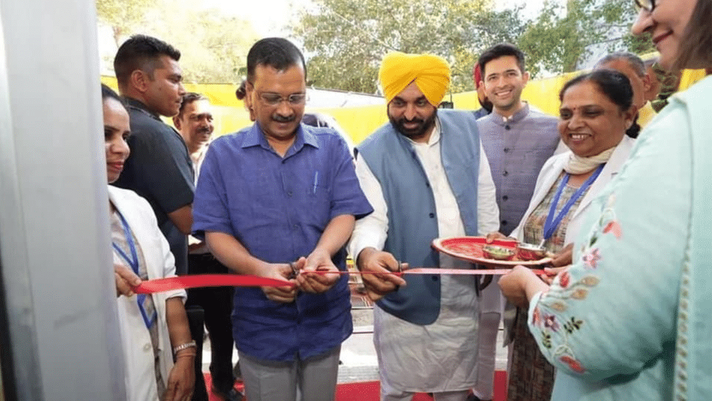 ਪੰਜਾਬ ਸਰਕਾਰ ਵੱਲੋਂ ਹੋਰ ਨਵੇਂ 80 ਮੁਹੱਲਾ ਕਲੀਨਿਕ (Mohalla Clinic) ਖੋਲ੍ਹੇ ਗਏ। ਇਸਦੇ ਤਹਿਤ ਲੁਧਿਆਣਾ ਪਹੁੰਚੇ ਦਿੱਲੀ ਦੇ ਸੀਐੱਮ ਅਰਵਿੰਦ ਕੇਜਰੀਵਾਲ ਨੇ ਇਨ੍ਹਾਂ 80 ਮੁਹੱਲਾ ਕਲੀਨਿਕਾਂ ਦਾ ਉਦਘਾਟਨ ਕੀਤਾ। ਇਸ ਦੌਰਾਨ ਕੇਰਜੀਵਾਲ ਨੇ ਸੰਬੋਧਨ ਕਰਦੇ ਹੋਏ ਕਿਹਾ ਕਿ ਪਹਿਲਾਂ ਜਿਹੜੀਆਂ ਗੱਲਾਂ ਉਨ੍ਹਾਂ ਨੂੰ ਦਿੱਲੀ ਵਿੱਚ ਸੁਨਣ ਨੂੰ ਮਿਲਦੀਆਂ ਸਨ।