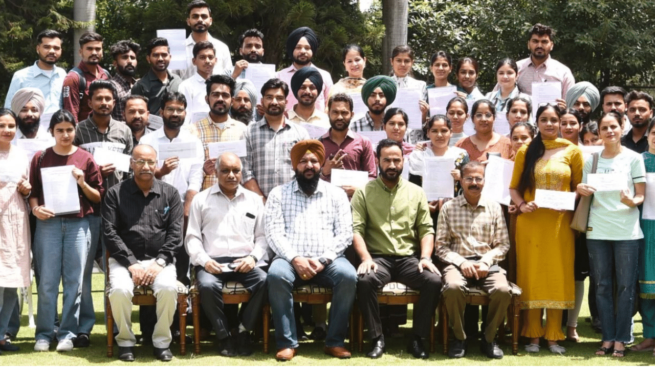 Appointment Letters: ਮੀਤ ਹੇਅਰ ਨੇ ਜਲ ਸਰੋਤ ਵਿਭਾਗ ਦੇ 68 ਕਲਰਕਾਂ ਨੂੰ ਵੰਡੇ ਨਿਯੁਕਤੀ ਪੱਤਰ Appointment Letters: ਮੀਤ ਹੇਅਰ ਨੇ ਜਲ ਸਰੋਤ ਵਿਭਾਗ ਦੇ 68 ਕਲਰਕਾਂ ਨੂੰ ਵੰਡੇ ਨਿਯੁਕਤੀ ਪੱਤਰ