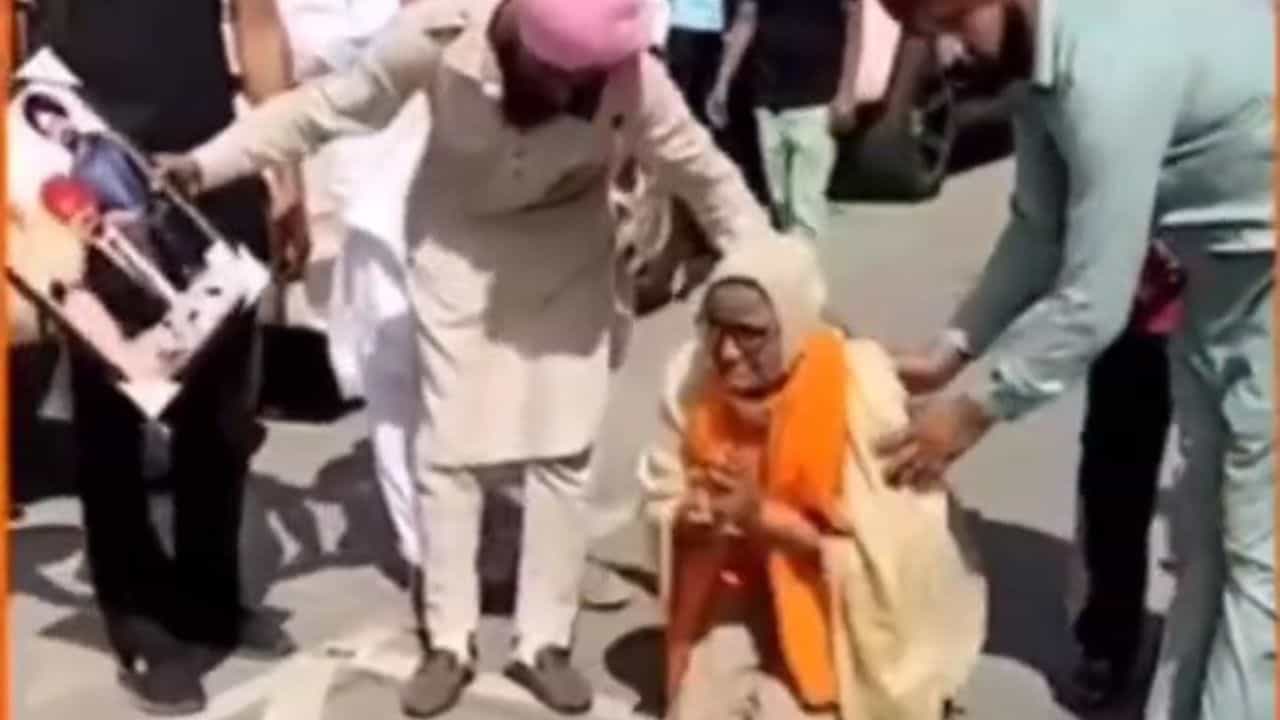 Sidhu Moosewala: ਜਿੱਥੇ ਮਾਰਿਆ ਸੀ ਪੁੱਤ ਮੂਸੇਵਾਲੇ ਨੂੰ, ਉਸ ਥਾਂ ਤੇ ਜਾ ਕੇ ਭਾਵੁਕ ਹੋਈ ਮਾਂ ਚਰਨ ਕੌਰ