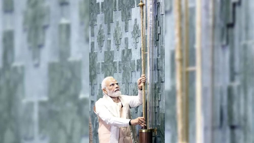 ਸੰਸਦ ਭਵਨ ਦਾ ਉਦਘਾਟਨ ਪੂਰੀ ਰਸਮਾਂ ਨਾਲ ਕੀਤਾ ਗਿਆ। ਪੂਜਾ ਪ੍ਰੋਗਰਾਮ 'ਚ ਸ਼ਾਮਲ ਹੋਣ ਤੋਂ ਬਾਅਦ ਪੀਐਮ ਮੋਦੀ ਨੇ ਰਾਜਦੰਡ ਸੇਂਗੋਲ ਨੂੰ ਦੰਡਵਤ ਹੋਏ।