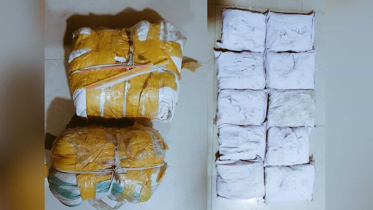 Pakistani Drone: ਭਾਰਤੀ ਸਰਹੱਦ ਚ ਮੁੜ ਦਾਖਲ ਹੋਇਆ ਪਾਕਿਸਤਾਨੀ ਡਰੋਨ,15 ਕਿਲੋ ਹੈਰੋਇਨ ਬਰਾਮਦ Pakistani Drone: ਭਾਰਤੀ ਸਰਹੱਦ ਚ ਮੁੜ ਦਾਖਲ ਹੋਇਆ ਪਾਕਿਸਤਾਨੀ ਡਰੋਨ,15 ਕਿਲੋ ਹੈਰੋਇਨ ਬਰਾਮਦ