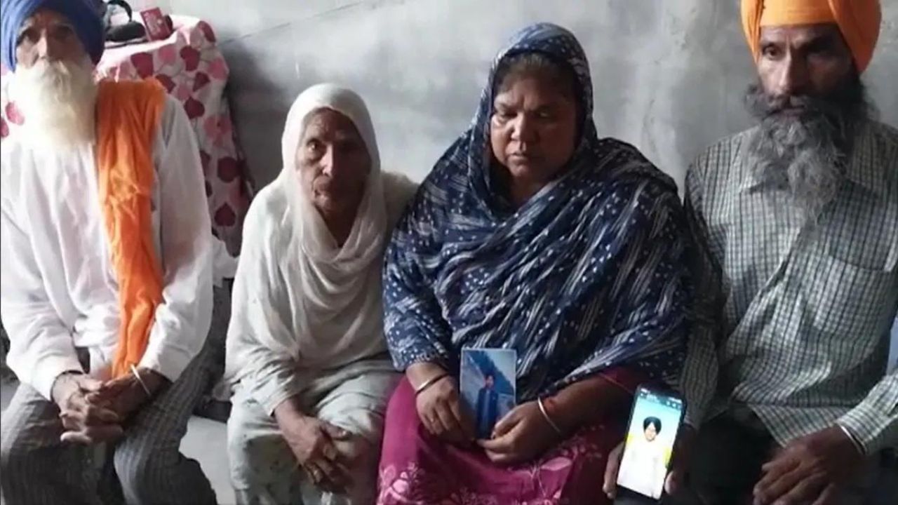 Punjabi Arrest In Indonesia: ਅੰਮ੍ਰਿਤਸਰ ਦੇ ਦੋ ਨੌਜਵਾਨਾਂ ਨੂੰ ਇੰਡੋਨੇਸ਼ੀਆ ‘ਚ ਮਿਲੀ ਫਾਂਸੀ ਦੀ ਸਜ਼ਾ, ਪਰਿਵਾਰ ਨੇ ਸਰਕਾਰ ਨੂੰ ਕੀਤੀ ਅਪੀਲ Punjabi Arrest In Indonesia: ਅੰਮ੍ਰਿਤਸਰ ਦੇ ਦੋ ਨੌਜਵਾਨਾਂ ਨੂੰ ਇੰਡੋਨੇਸ਼ੀਆ ‘ਚ ਮਿਲੀ ਫਾਂਸੀ ਦੀ ਸਜ਼ਾ, ਪਰਿਵਾਰ ਨੇ ਸਰਕਾਰ ਨੂੰ ਕੀਤੀ ਅਪੀਲ