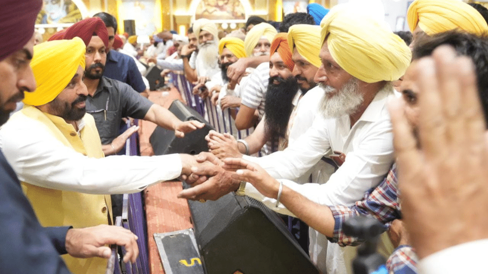 ਮੁੱਖ ਮੰਤਰੀ ਭਗਵੰਤ ਮਾਨ ਨੇ ਧੂਰੀ ਵਿਧਾਨ ਸਭਾ ਹਲਕੇ ਤੋਂ ਸਰਕਾਰ ਤੁਹਾਡੇ ਦੁਆਰ ਨਾਂ ਹੇਠ ਲੋਕ ਪੱਖੀ ਪਹਿਲਕਦਮੀ ਦੀ ਸ਼ੁਰੂਆਤ ਕਰਦਿਆਂ ਕਿਹਾ ਕਿ ਇਹ ਕਦਮ ਪੰਜਾਬ ਦੇ ਲੋਕਾਂ ਦੇ ਘਰ-ਘਰ ਜਾ ਕੇ ਉਨ੍ਹਾਂ ਨੂੰ ਨਾਗਰਿਕ ਕੇਂਦਰਿਤ ਸੇਵਾਵਾਂ ਪ੍ਰਦਾਨ ਕਰਨ ਲਈ ਮੀਲ ਪੱਥਰ ਸਾਬਤ ਹੋਵੇਗਾ।