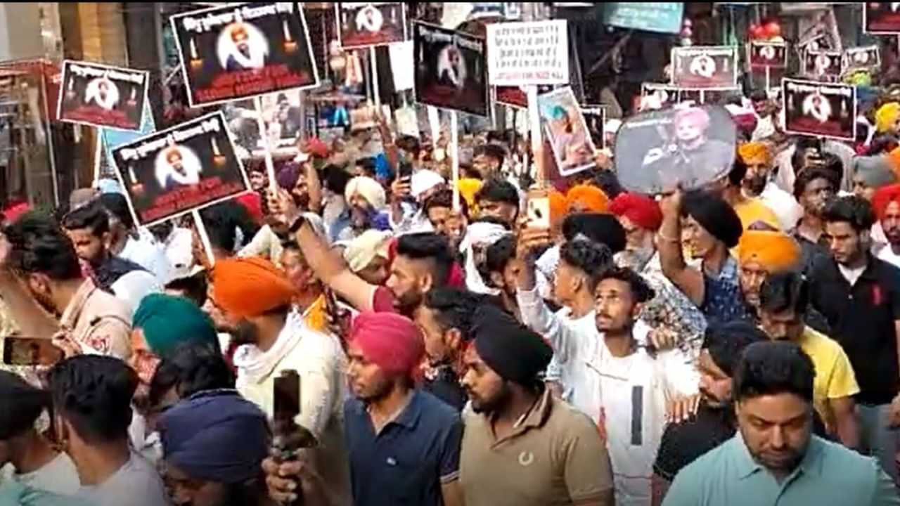 Sidhu Moosewala: ਪੁੱਤ ਦੀ ਮੌਤ ਦਾ ਇਨਸਾਫ ਮੰਗ ਰਹੇ ਮਾਪਿਆਂ ਨੇ ਮਾਨਸਾ ਚ ਕੱਢਿਆ ਕੈਂਡਲ ਮਾਰਚ, ਸਰਕਾਰ ਖਿਲਾਫ ਜਤਾਇਆ ਗੁੱਸਾ