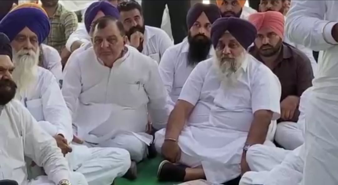 Akali Dal Protest: ਪਾਣੀਆਂ ਦੇ ਮੁੱਦੇ ‘ਤੇ ਮੁੜ ਗਰਮਾਈ ਸਿਆਸਤ, ਸੁਖਬੀਰ ਸਿੰਘ ਬਾਦਲ ਦੀ ਅਗਵਾਈ ‘ਚ ਧਰਨਾ ਪ੍ਰਦਰਸ਼ਨ Akali Dal Protest: ਪਾਣੀਆਂ ਦੇ ਮੁੱਦੇ ‘ਤੇ ਮੁੜ ਗਰਮਾਈ ਸਿਆਸਤ, ਸੁਖਬੀਰ ਸਿੰਘ ਬਾਦਲ ਦੀ ਅਗਵਾਈ ‘ਚ ਧਰਨਾ ਪ੍ਰਦਰਸ਼ਨ