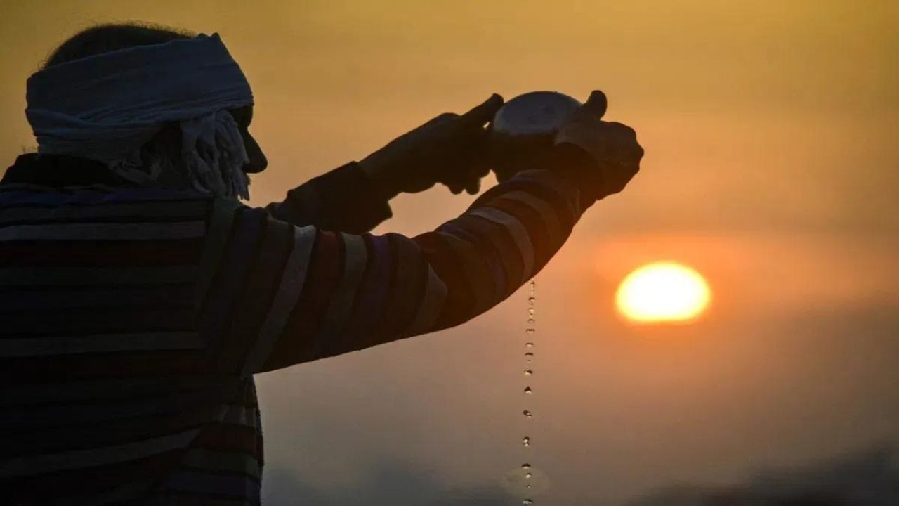 Sun Worship Benefits: ਸੂਰਜ ਨੂੰ ਅਰਘ ਦੇਣ ਦੇ ਕੀ ਫਾਇਦੇ ਹਨ, ਧਾਰਮਿਕ ਨਜ਼ਰੀਏ ਤੋਂ ਕਿਉਂ ਲਾਭਦਾਇਕ ਮੰਨਿਆ ਜਾਂਦਾ ਹੈ Sun Worship Benefits: ਸੂਰਜ ਨੂੰ ਅਰਘ ਦੇਣ ਦੇ ਕੀ ਫਾਇਦੇ ਹਨ, ਧਾਰਮਿਕ ਨਜ਼ਰੀਏ ਤੋਂ ਕਿਉਂ ਲਾਭਦਾਇਕ ਮੰਨਿਆ ਜਾਂਦਾ ਹੈ