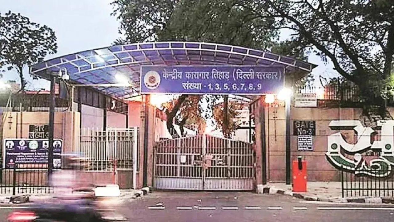 Tihar Jail: ਤਿਹਾੜ ਜੇਲ੍ਹ ‘ਚ ਖੂਨੀ ਹਮਲੇ ‘ਚ 2 ਕੈਦੀ ਜ਼ਖ਼ਮੀ, ਡੇਢ ਮਹੀਨੇ ‘ਚ 3 ਘਟਨਾਵਾਂ ‘ਚ 4 ਦੀ ਹੋ ਚੁੱਕੀ ਹੈ ਮੌਤ! Tihar Jail: ਤਿਹਾੜ ਜੇਲ੍ਹ ‘ਚ ਖੂਨੀ ਹਮਲੇ ‘ਚ 2 ਕੈਦੀ ਜ਼ਖ਼ਮੀ, ਡੇਢ ਮਹੀਨੇ ‘ਚ 3 ਘਟਨਾਵਾਂ ‘ਚ 4 ਦੀ ਹੋ ਚੁੱਕੀ ਹੈ ਮੌਤ!