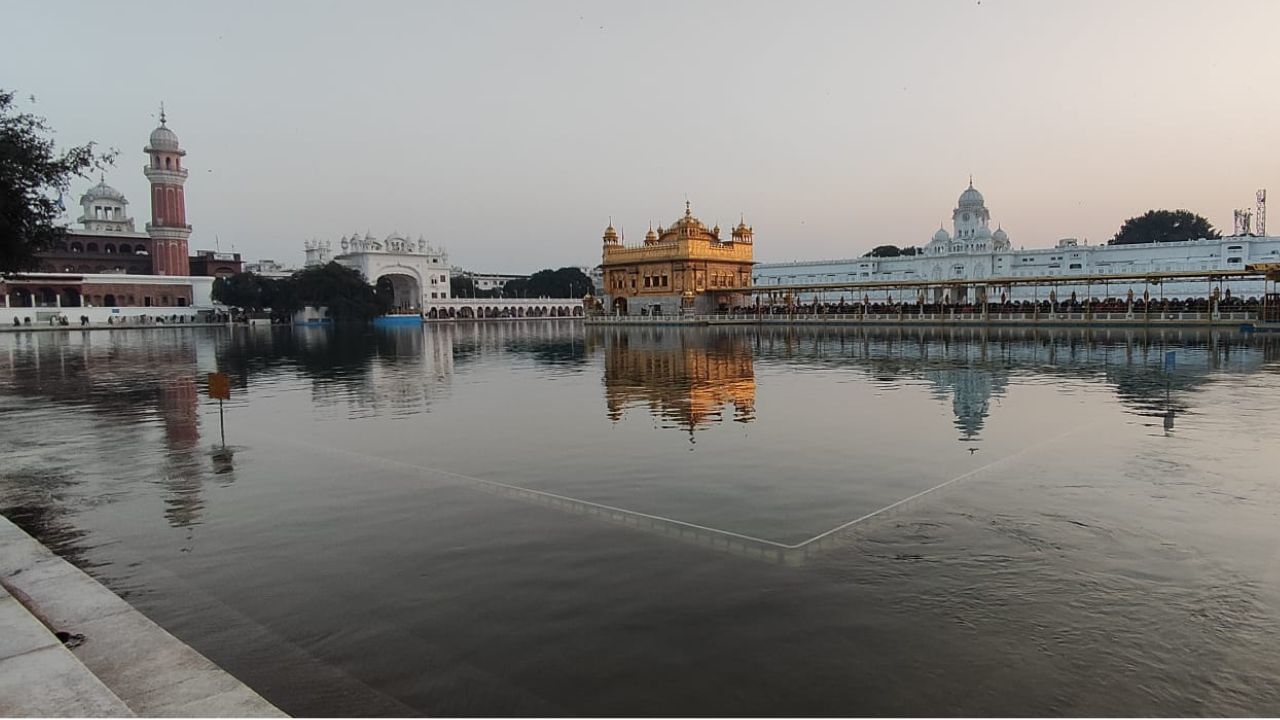 Prakash Purab: ਸ੍ਰੀ ਗੁਰੂ ਅਮਰਦਾਸ ਦੀ ਜੇ ਪ੍ਰਕਾਸ਼ ਪੁਰਬ ‘ਤੇ ਸ੍ਰੀ ਦਰਬਾਰ ਸਾਹਿਬ ਲੱਗੀਆਂ ਰੋਣਕਾਂ, ਦੇਸ਼ ਵਿਦੇਸ਼ ਤੋਂ ਪਹੁੰਚੀ ਸੰਗਤ Prakash Purab: ਸ੍ਰੀ ਗੁਰੂ ਅਮਰਦਾਸ ਦੀ ਜੇ ਪ੍ਰਕਾਸ਼ ਪੁਰਬ ‘ਤੇ ਸ੍ਰੀ ਦਰਬਾਰ ਸਾਹਿਬ ਲੱਗੀਆਂ ਰੋਣਕਾਂ, ਦੇਸ਼ ਵਿਦੇਸ਼ ਤੋਂ ਪਹੁੰਚੀ ਸੰਗਤ