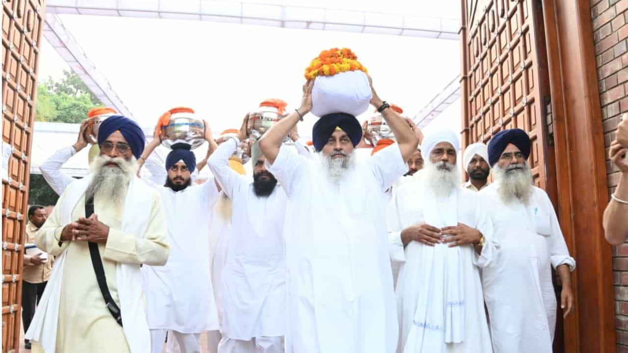 Prakash Singh Badal ਦੀਆਂ ਅਸਥੀਆਂ ਕੀਤੀਆਂ ਗਈਆਂ ਜਲ ਪ੍ਰਵਾਹ, ਕੱਲ੍ਹ ਹੋਵੇਗੀ ਅੰਤਿਮ ਅਰਦਾਸ