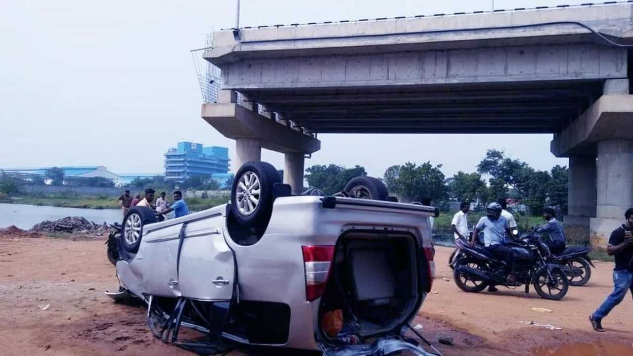 Delhi Barapullah Flyover: ਅੱਗੇ ਸੜਕ ਨਹੀਂ, ਬੈਰੀਕੇਡਿੰਗ ਵੀ ਨਹੀਂ ਲਗਾਈ, ਅਧੂਰੇ ਫਲਾਈਓਵਰ ਤੋਂ 30 ਫੁੱਟ ਹੇਠਾਂ ਡਿੱਗੀ ਕਾਰ; ਬਾਡੀ ਕੱਟ ਕੇ ਕੱਢੀ ਲਾਸ਼