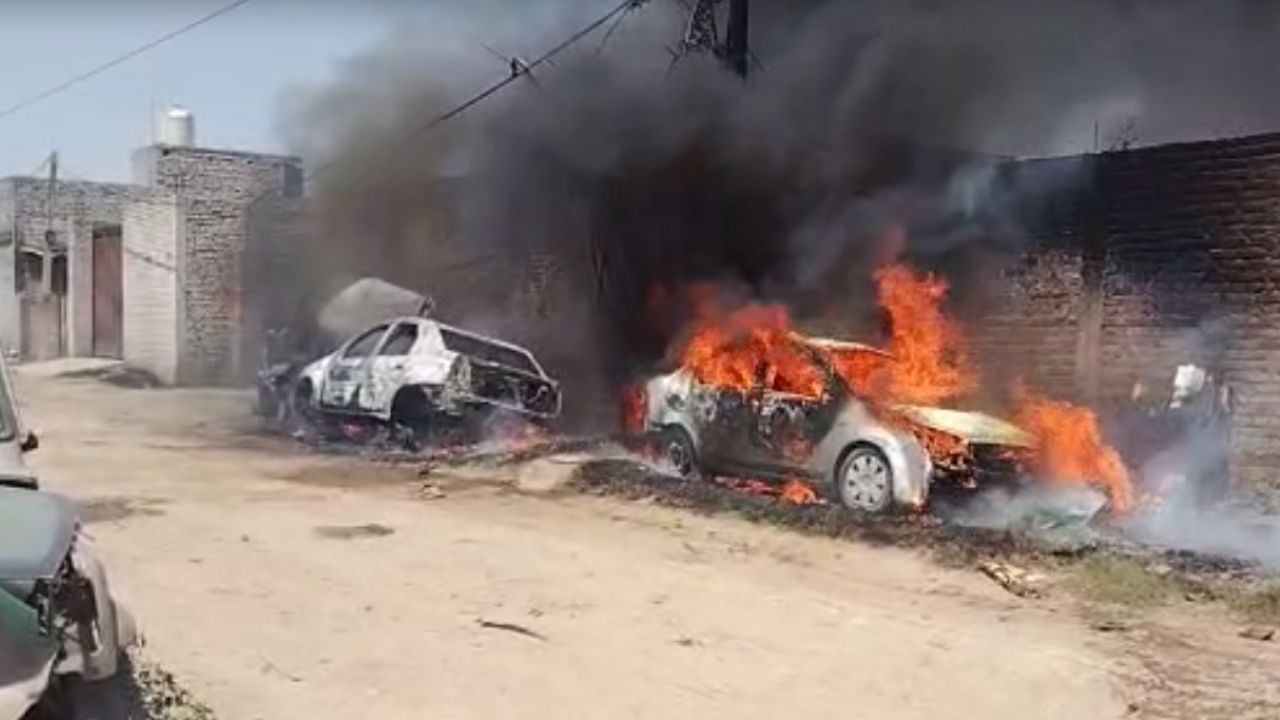 Car Mistakes: EV या CNG, ਕਿਹੜੀ ਕਾਰ ਨੂੰ ਅੱਗ ਲੱਗਣ ਦਾ ਜ਼ਿਆਦਾ ਹੁੰਦਾ ਹੈ ਖ਼ਤਰਾ ਅਤੇ ਕਿਉਂ? Car Mistakes: EV या CNG, ਕਿਹੜੀ ਕਾਰ ਨੂੰ ਅੱਗ ਲੱਗਣ ਦਾ ਜ਼ਿਆਦਾ ਹੁੰਦਾ ਹੈ ਖ਼ਤਰਾ ਅਤੇ ਕਿਉਂ?