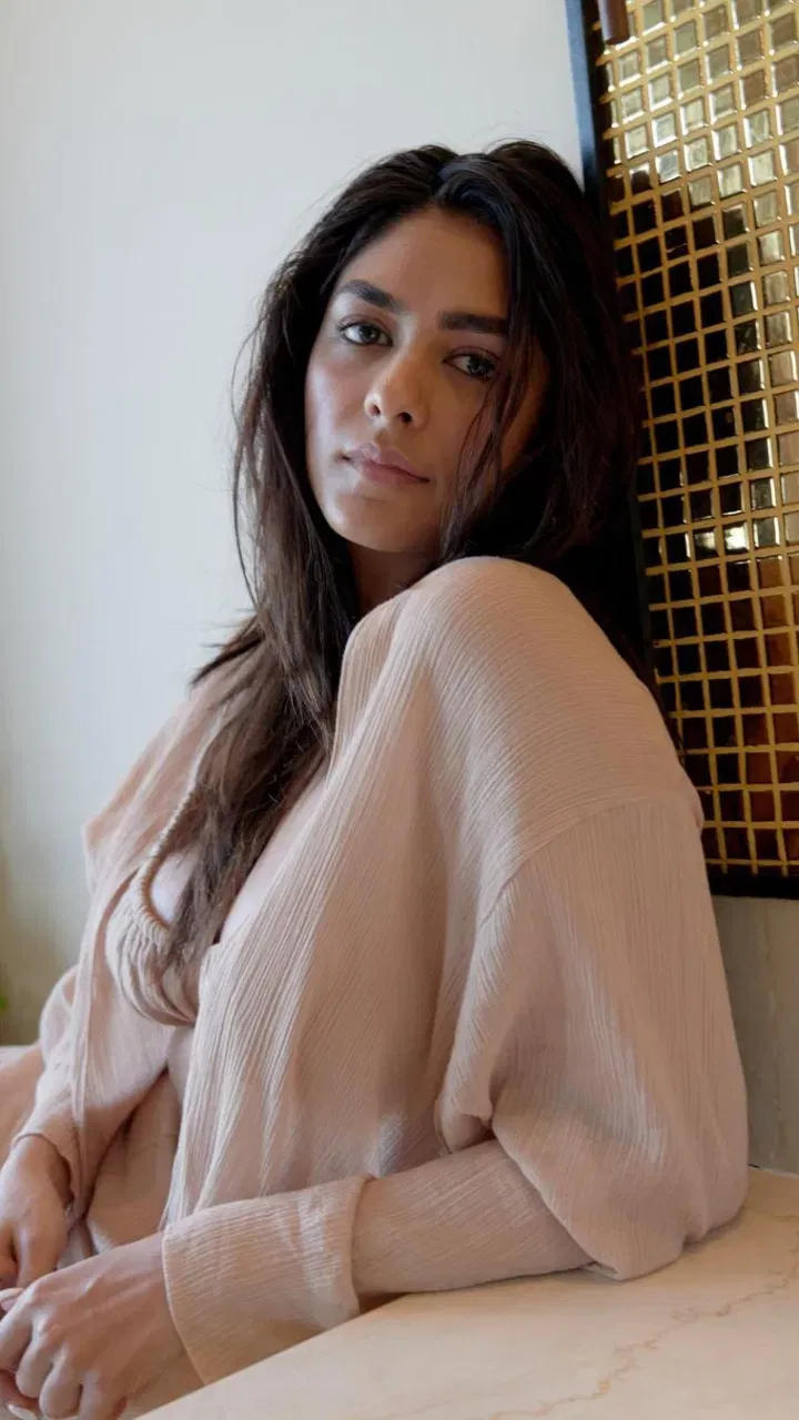 Mrunal Thakur Latest Photos:ਮ੍ਰਿਣਾਲ ਠਾਕੁਰ ਨੇ ਹਾਲ ਹੀ 'ਚ ਇੰਸਟਾਗ੍ਰਾਮ 'ਤੇ ਕੁਝ ਤਸਵੀਰਾਂ ਸ਼ੇਅਰ ਕੀਤੀਆਂ ਹਨ, ਜਿਸ 'ਚ ਉਹ ਬੋਲਡ ਲੁੱਕ 'ਚ ਨਜ਼ਰ ਆ ਰਹੀ ਹੈ। ਅਦਾਕਾਰਾ ਨੇ ਸਕਿਨ ਕਲਰ ਦੀ ਡਰੈੱਸ ਪਾਈ ਹੈ। ਉਸ ਦਾ ਇਹ ਕੈਜ਼ੂਅਲ ਆਉਟਫਿਟ ਉਨ੍ਹਾਂ 'ਤੇ ਬਹੁਤ ਵਧੀਆ ਲੱਗ ਰਿਹਾ ਹੈ। ਅਭਿਨੇਤਰੀ ਵੱਖ-ਵੱਖ ਪੋਜ਼ 'ਚ ਕਾਫੀ ਆਕਰਸ਼ਕ ਲੱਗ ਰਹੀ ਹੈ।