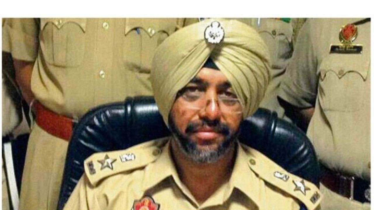 ਨਸ਼ਾ ਤਸਕਰੀ ਮਾਮਲੇ ‘ਚ ਬਰਖ਼ਾਸਤ ਏਆਈਜੀ ਰਾਜਜੀਤ ਸਿੰਘ ਨੂੰ ਮੋਹਾਲੀ ਅਦਾਲਤ ਨੇ ਐਲਾਨਿਆ ਭਗੌੜਾ ਨਸ਼ਾ ਤਸਕਰੀ ਮਾਮਲੇ ‘ਚ ਬਰਖ਼ਾਸਤ ਏਆਈਜੀ ਰਾਜਜੀਤ ਸਿੰਘ ਨੂੰ ਮੋਹਾਲੀ ਅਦਾਲਤ ਨੇ ਐਲਾਨਿਆ ਭਗੌੜਾ