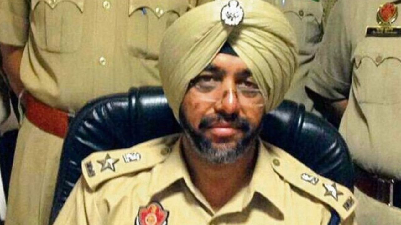 Punjab: ਬਰਖਾਸਤ AIG ਰਾਜਜੀਤ ਨੂੰ ਭਗੌੜਾ ਐਲਾਨ ਕਰਵਾਉਣ ਲਈ STF ਪਹੁੰਚੀ ਹਾਈ ਕੋਰਟ Punjab: ਬਰਖਾਸਤ AIG ਰਾਜਜੀਤ ਨੂੰ ਭਗੌੜਾ ਐਲਾਨ ਕਰਵਾਉਣ ਲਈ STF ਪਹੁੰਚੀ ਹਾਈ ਕੋਰਟ