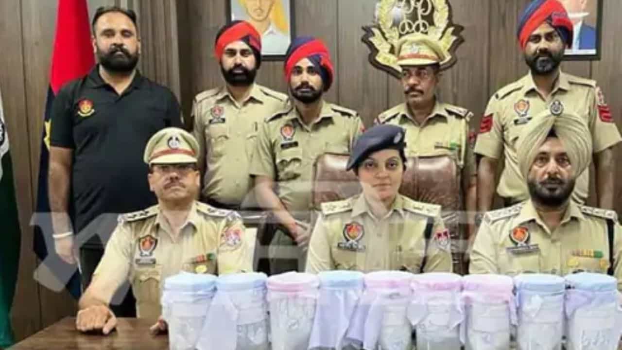Pakistan ਤੋਂ ਡਰੋਨ ਜ਼ਰੀਏ ਮੰਗਵਾਈ 9 ਕਿੱਲੋ ਤੋਂ ਵੱਧ ਦੀ ਹੈਰੋਇਨ ਬਰਾਮਦ, ਪੁਲਿਸ ਵੱਲੋਂ ਦੋ ਨਸ਼ਾ ਤਸਕਰ ਕਾਬੂ