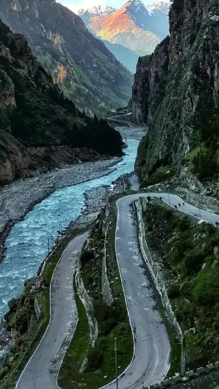 ਮਾਣਾ, ਉੱਤਰਾਖੰਡ । Mana Village : ਹਿਲ ਸਟੇਸ਼ਨਾਂ ਦੇ ਘਰ ਉੱਤਰਾਖੰਡ ਦੇ ਚਮੋਲੀ ਵਿੱਚ ਮਾਣਾ ਪਿੰਡ ਮੌਜੂਦ ਹੈ। ਕਦੇ ਭਾਰਤ ਦਾ ਪਹਿਲਾ ਪਿੰਡ ਅਖਵਾਉਣ ਵਾਲਾ ਇਹ ਪਿੰਡ ਹੁਣ ਭਾਰਤ ਦਾ ਪਹਿਲਾ ਪਿੰਡ ਹੈ। ਪਿੰਡ ਦੀ ਕੁਦਰਤੀ ਸੁੰਦਰਤਾ ਦੀਵਾਨਾ ਬਣਾ ਦਿੰਦੀ ਹੈ। ਭੀੜ ਤੋਂ ਦੂਰ ਕਿਤੇ ਯਾਤਰਾ ਕਰਨਾ ਚਾਹੁੰਦੇ ਹੋ ਤਾਂ ਫੈਮਲੀ ਜਾਂ ਦੋਸਤਾਂ ਨਾਲ ਇੱਥੇ ਆਓ ( ਫੋਟੋ: Insta/@uttarakhanddevbhoomi_uk)