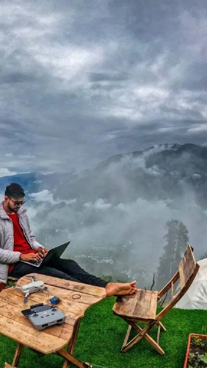 ਹਿਮਾਚਲ ਦਾ ਪਿੰਡ ਸੇਥਨ। Sethan, Himachal : ਵੈਸੇ ਹਿਮਾਚਲ ਵਿੱਚ ਬਹੁਤ ਸਾਰੇ ਪਹਾੜੀ ਸਟੇਸ਼ਨ ਹਨ, ਪਰ ਕੁੱਝ ਅਜਿਹੇ ਹਨ ਜਿਨ੍ਹਾਂ ਬਾਰੇ ਬਹੁਤ ਘੱਟ ਯਾਤਰੀ ਜਾਣਦੇ ਹਨ। ਸੇਥਣ ਅਜਿਹਾ ਪਿੰਡ ਹੈ ਜੋ ਹਿਮਾਚਲ ਦੇ ਮੈਦਾਨੀ ਇਲਾਕਿਆਂ ਵਿੱਚ ਕਿਸੇ ਲੁਕਵੇਂ ਸਵਰਗ ਤੋਂ ਘੱਟ ਨਹੀਂ ਹੈ। ਹਰੇ-ਭਰੇ ਪਹਾੜਾਂ ਦਾ ਨਜ਼ਾਰਾ ਕਿਸੇ ਨੂੰ ਵੀ ਦੀਵਾਨਾ ਬਣਾ ਸਕਦਾ ਹੈ। (ਫੋਟੋ : Insta/@incredible_himachal.in)