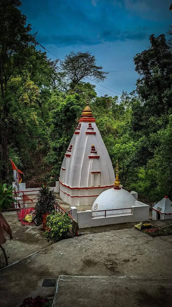 ਕੋਟਦੁਆਰ । Kotdwara, Uttarakhand : ਦੇਹਰਾਦੂਨ ਤੋਂ ਕੁਝ ਕਿਲੋਮੀਟਰ ਦੀ ਦੂਰੀ 'ਤੇ ਸਥਿਤ ਕੋਟਦੁਆਰ ਵੀ ਕਿਸੇ ਹਿੱਲ ਸਟੇਸ਼ਨ ਤੋਂ ਘੱਟ ਨਹੀਂ ਹੈ। ਇਸ ਸਥਾਨ ਦਾ ਦੌਰਾ ਕਰਨ ਤੋਂ ਬਾਅਦ, ਤੁਸੀਂ ਇੱਥੋਂ ਲੈਂਸਡਾਊਨ ਦੇਖਣ ਲਈ ਵੀ ਜਾ ਸਕਦੇ ਹੋ। ਕਿਉਂਕਿ ਕੋਟਦਵਾਰ ਤੋਂ ਲੈਂਸਡਾਊਨ ਕੁਝ ਹੀ ਕਿਲੋਮੀਟਰ ਦੂਰ ਹੈ। ਇਹ ਸਥਾਨ 4 ਦਿਨਾਂ ਦੀ ਛੁੱਟੀ ਦਾ ਆਨੰਦ ਲੈਣ ਲਈ ਸੰਪੂਰਨ ਹੈ।. (ਫੋਟੋ Insta/@abhi7hek_naithani)