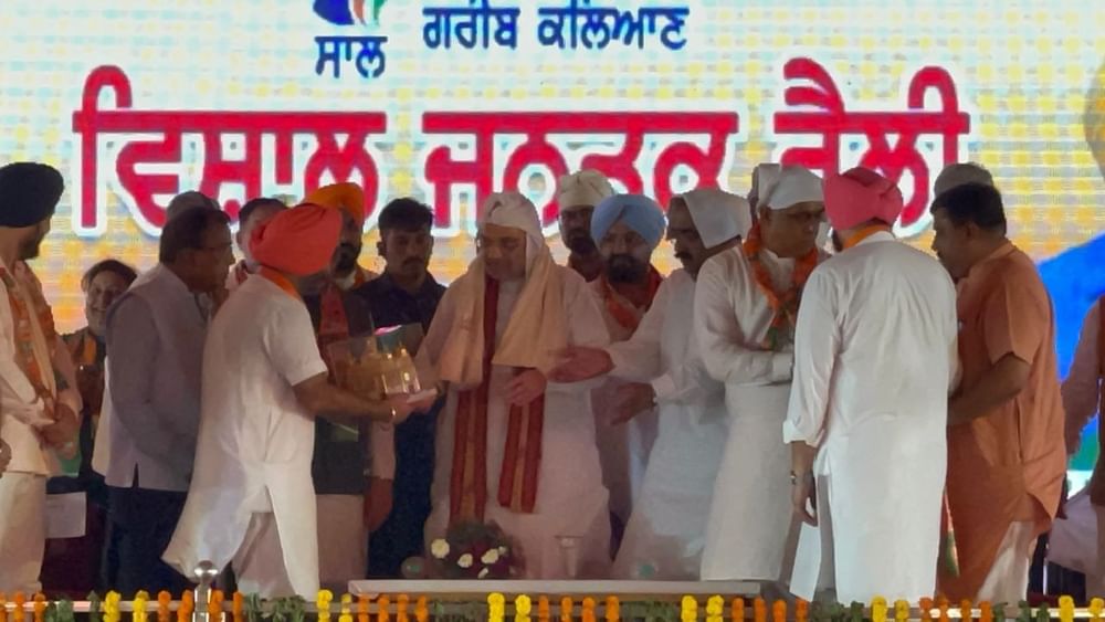 ਗੁਰਦਾਸਪੁਰ ਰੈਲੀ ਨੂੰ ਸੰਬੋਧਨ ਕਰਨ ਪੁੱਜੇ ਕੇਂਦਰੀ ਗ੍ਰਹਿ ਮੰਤਰੀ ਅਮਿਤ ਸ਼ਾਹ ਨੂੰ ਸਭ ਤੋਂ ਪਹਿਲਾਂ ਪੰਜਾਬ ਬੀਜੇਪੀ ਦੀ ਲੀਡਰਸ਼ਿਪ ਵੱਲੋਂ ਯਾਦਗਾਰੀ ਚਿੰਨ੍ਹ ਭੇਟ ਕੀਤਾ ਗਿਆ। ਇਸ ਮੌਕੇ ਪੰਜਾਬ ਬੀਜੇਪੀ ਦੇ ਪ੍ਰਧਾਨ ਅਸ਼ਵਨੀ ਸ਼ਰਮਾ, ਸੁਨੀਲ ਜਾਖੜ ਸਣੇ ਕਈ ਵੱਡੇ ਆਗੂ ਮੌਜੂਦ ਰਹੇ।