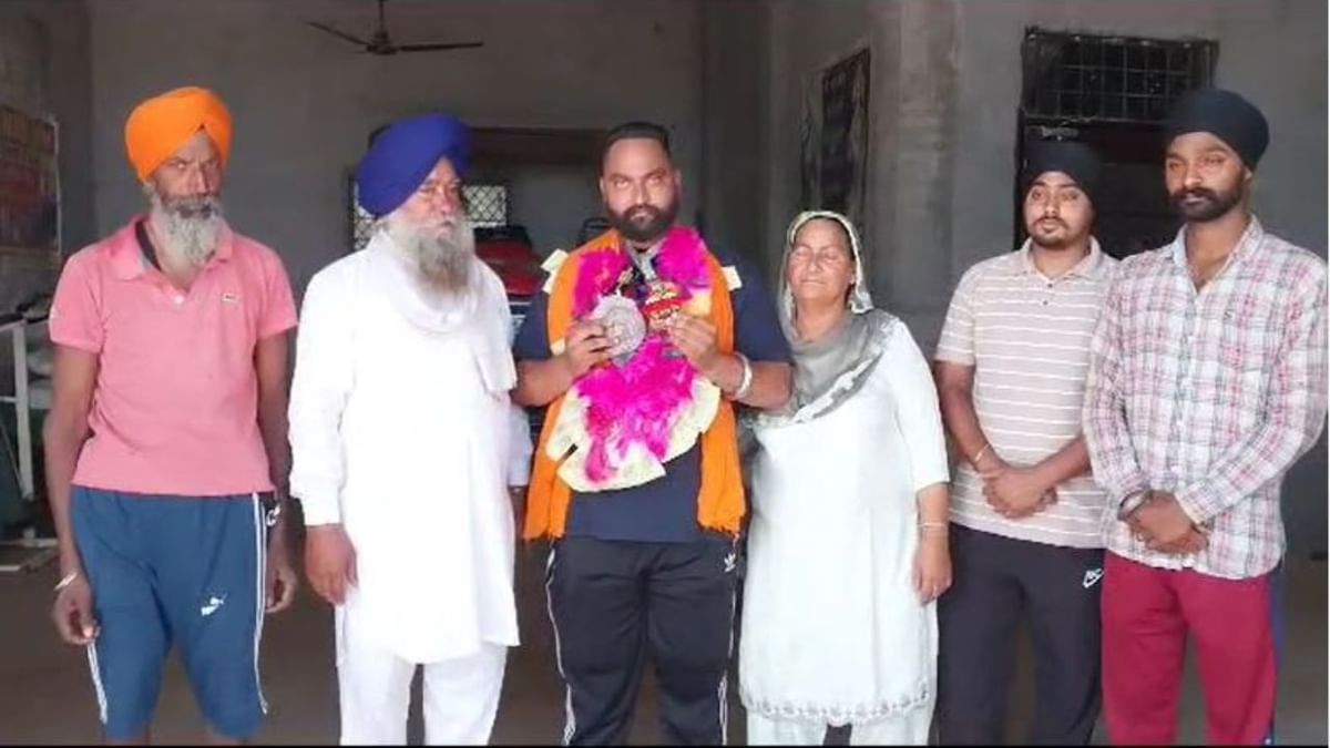ਅਜਨਾਲਾ ਦੇ ਨੌਜਵਾਨ ਹਰਜੀਤ ਸਿੰਘ ਨੇ ਸਾਊਥ ਅਫ਼ਰੀਕਾ ‘ਚ ਮਾਰੀਆਂ ਮੱਲਾਂ, ਸਟਰੋਂਗ ਮੈਨ ਖੇਡਾਂ ਚ ਜਿੱਤਿਆ ਕਾਂਸੀ ਦਾ ਤਗਮਾ ਅਜਨਾਲਾ ਦੇ ਨੌਜਵਾਨ ਹਰਜੀਤ ਸਿੰਘ ਨੇ ਸਾਊਥ ਅਫ਼ਰੀਕਾ ‘ਚ ਮਾਰੀਆਂ ਮੱਲਾਂ, ਸਟਰੋਂਗ ਮੈਨ ਖੇਡਾਂ ਚ ਜਿੱਤਿਆ ਕਾਂਸੀ ਦਾ ਤਗਮਾ
