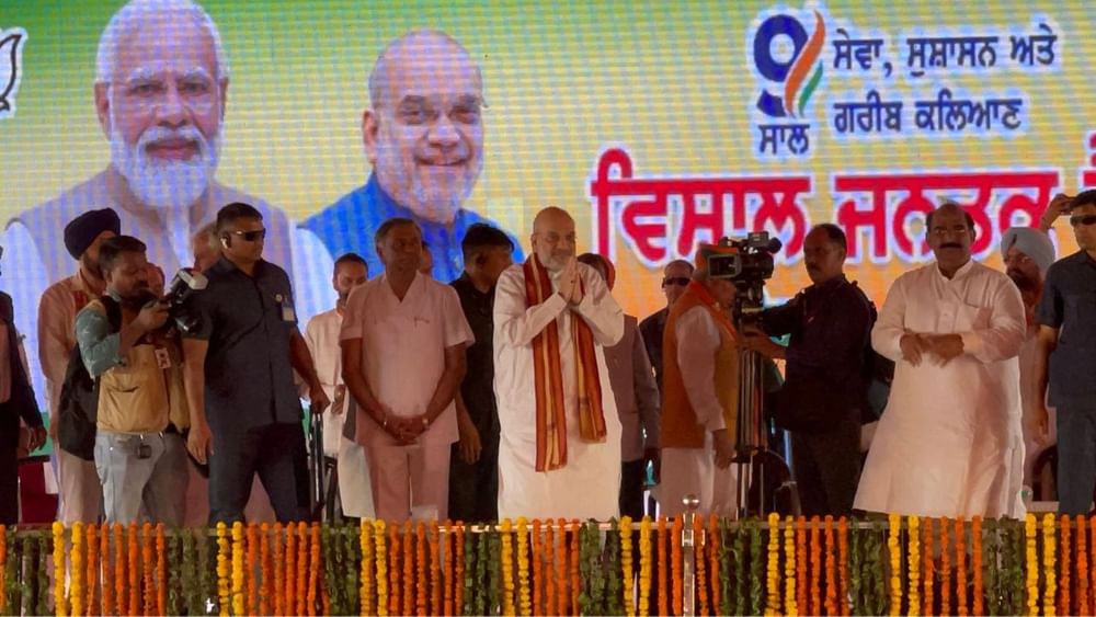 ਕੇਂਦਰ ਮੰਤਰੀ ਅਮਿਤ ਸ਼ਾਹ ਨੇ ਪੰਜਾਬ ਦੀ ਧਰਤੀ ਨੂੰ ਨਮਨ ਕੀਤਾ ਤੇ ਗੁਰਦਾਸਪੁਰ ਦੀ ਧਰਤੀ ਤੋਂ ਹੀ ਕਰਤਾਰਪੁਰ ਸਾਹਿਬ ਨੂੰ ਵੀ ਮੱਥਾ ਟੇਕਿਆ। ਇਸ ਦੌਰਾਨ ਉਨ੍ਹਾਂ ਨੇ ਕਿਹਾ ਕਿ ਪੰਜਾਬ ਵਿੱਚ ਤਿਰੰਗੇ ਦੇ ਤਿਨੋਂ ਰੰਗ ਦੇਖਣ ਨੂੰ ਮਿਲਦੇ ਹਨ।