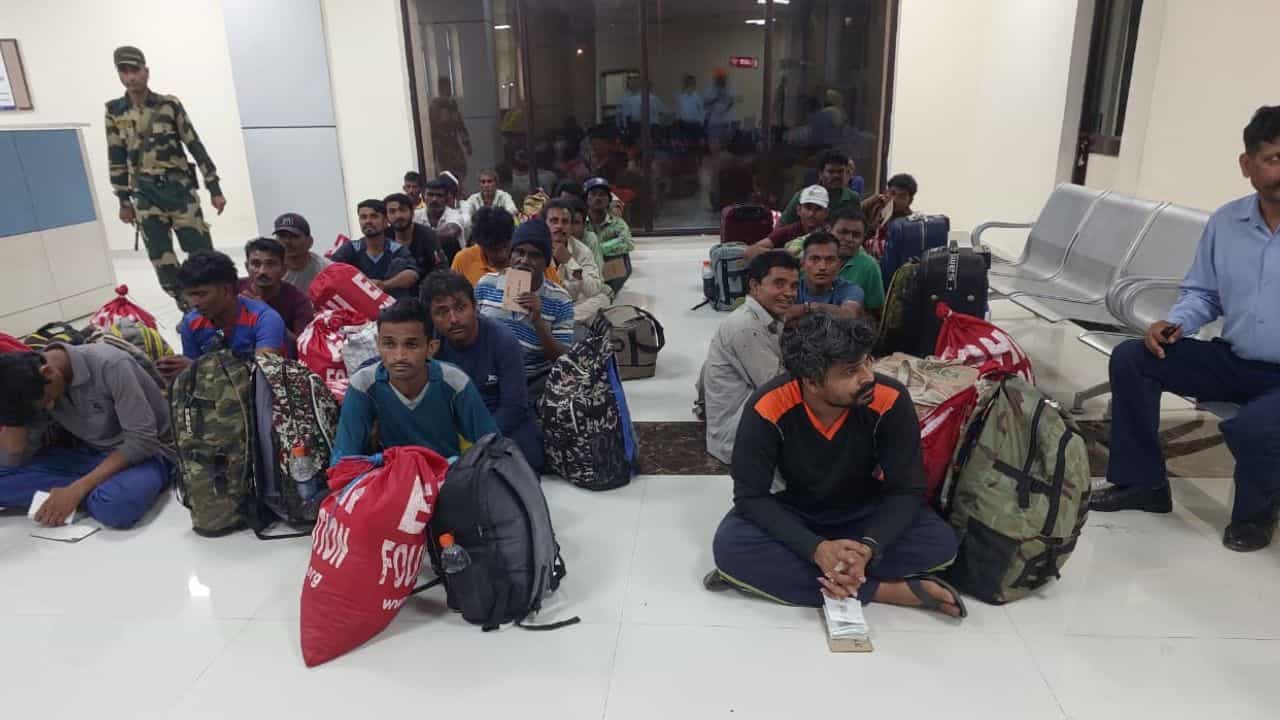 Pakistan ਵੱਲੋਂ ਰਿਹਾਅ ਕੀਤੇ ਗਏ 203 ਭਾਰਤੀ ਮਛਵਾਰੇ ਕੈਦੀ ਅਟਾਰੀ ਸਰਹੱਦ ਰਾਹੀਂ ਵਤਨ ਪਹੁੰਚੇ