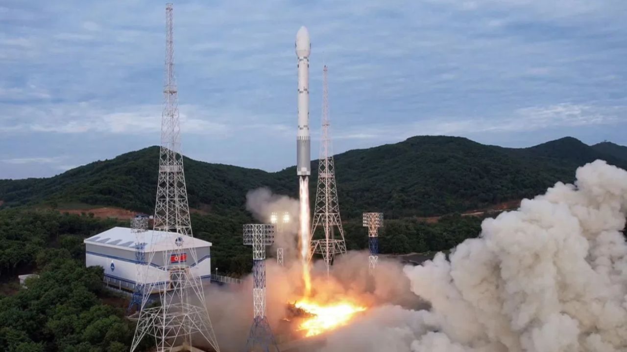 North Korea ਦੀ ਜਾਸੂਸੀ ਸੈਟੇਲਾਈਟ ਨੂੰ ਲੈ ਕੇ ਚੀਨ-ਰੂਸ ਅਤੇ ਅਮਰੀਕਾ ‘ਚ ਵਿਵਾਦ North Korea ਦੀ ਜਾਸੂਸੀ ਸੈਟੇਲਾਈਟ ਨੂੰ ਲੈ ਕੇ ਚੀਨ-ਰੂਸ ਅਤੇ ਅਮਰੀਕਾ ‘ਚ ਵਿਵਾਦ