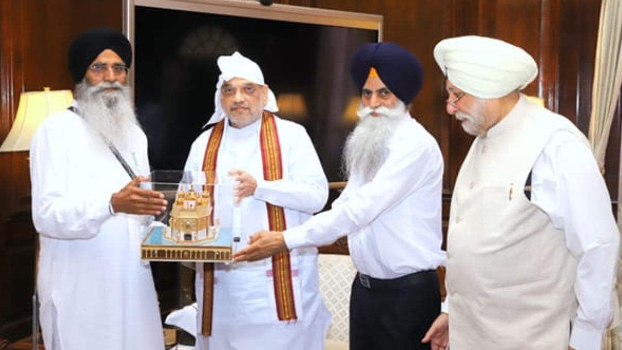 Home Minister: ਬੰਦੀ ਸਿੰਘਾਂ ਦੀ ਰਿਹਾਈ ਨੂੰ ਲੈਕੇ ਸ਼੍ਰੋਮਣੀ ਕਮੇਟੀ ਦਾ ਇੱਕ ਵਫਦ ਕੇਂਦਰੀ ਗ੍ਰਹਿ ਮੰਤਰੀ ਨੂੰ ਮਿਲਿਆ Home Minister: ਬੰਦੀ ਸਿੰਘਾਂ ਦੀ ਰਿਹਾਈ ਨੂੰ ਲੈਕੇ ਸ਼੍ਰੋਮਣੀ ਕਮੇਟੀ ਦਾ ਇੱਕ ਵਫਦ ਕੇਂਦਰੀ ਗ੍ਰਹਿ ਮੰਤਰੀ ਨੂੰ ਮਿਲਿਆ