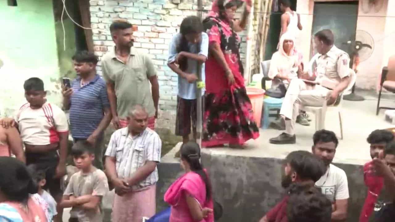 Delhi Double Murder: ਦਿੱਲੀ ਦੇ ਆਰਕੇ ਪੁਰਮ ਚ ਦੋਹਰਾ ਕਤਲ, ਬਦਮਾਸ਼ਾਂ ਨੇ ਦੋ ਭੈਣਾਂ ਨੂੰ ਮਾਰੀ ਗੋਲੀ Delhi Double Murder: ਦਿੱਲੀ ਦੇ ਆਰਕੇ ਪੁਰਮ ਚ ਦੋਹਰਾ ਕਤਲ, ਬਦਮਾਸ਼ਾਂ ਨੇ ਦੋ ਭੈਣਾਂ ਨੂੰ ਮਾਰੀ ਗੋਲੀ