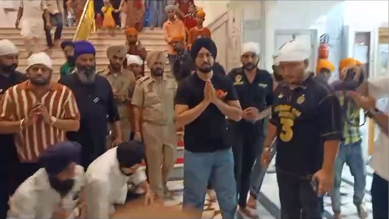 ਸਚਖੰਡ ਸ੍ਰੀ ਹਰਿਮੰਦਿਰ ਸਾਹਿਬ ਚ ਨਤਮਸਤਕ ਹੋਏ ਪੰਜਾਬੀ ਅਦਾਕਾਰ ਗਿੱਪੀ ਗਰੇਵਾਲ, ਆਉਣ ਵਾਲੀ ਹੈ Carry On Jatta-3, ਵੇਖੋ ਤਸਵੀਰਾਂ ਸਚਖੰਡ ਸ੍ਰੀ ਹਰਿਮੰਦਿਰ ਸਾਹਿਬ ਚ ਨਤਮਸਤਕ ਹੋਏ ਪੰਜਾਬੀ ਅਦਾਕਾਰ ਗਿੱਪੀ ਗਰੇਵਾਲ, ਆਉਣ ਵਾਲੀ ਹੈ Carry On Jatta-3, ਵੇਖੋ ਤਸਵੀਰਾਂ