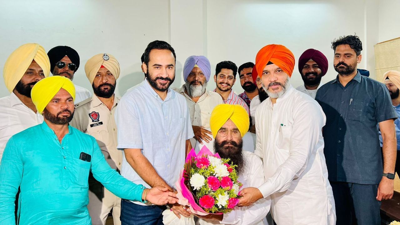 ਗੁਰਮੀਤ ਸਿੰਘ ਖੁੱਡੀਆਂ ਨੇ ਖੇਤੀਬਾੜੀ, ਪਸ਼ੂ ਪਾਲਣ ਤੇ ਫੂਡ ਪ੍ਰਾਸੈਸਿੰਗ ਮੰਤਰੀ ਵਜੋਂ ਅਹੁਦਾ ਸੰਭਾਲਿਆ ਗੁਰਮੀਤ ਸਿੰਘ ਖੁੱਡੀਆਂ ਨੇ ਖੇਤੀਬਾੜੀ, ਪਸ਼ੂ ਪਾਲਣ ਤੇ ਫੂਡ ਪ੍ਰਾਸੈਸਿੰਗ ਮੰਤਰੀ ਵਜੋਂ ਅਹੁਦਾ ਸੰਭਾਲਿਆ