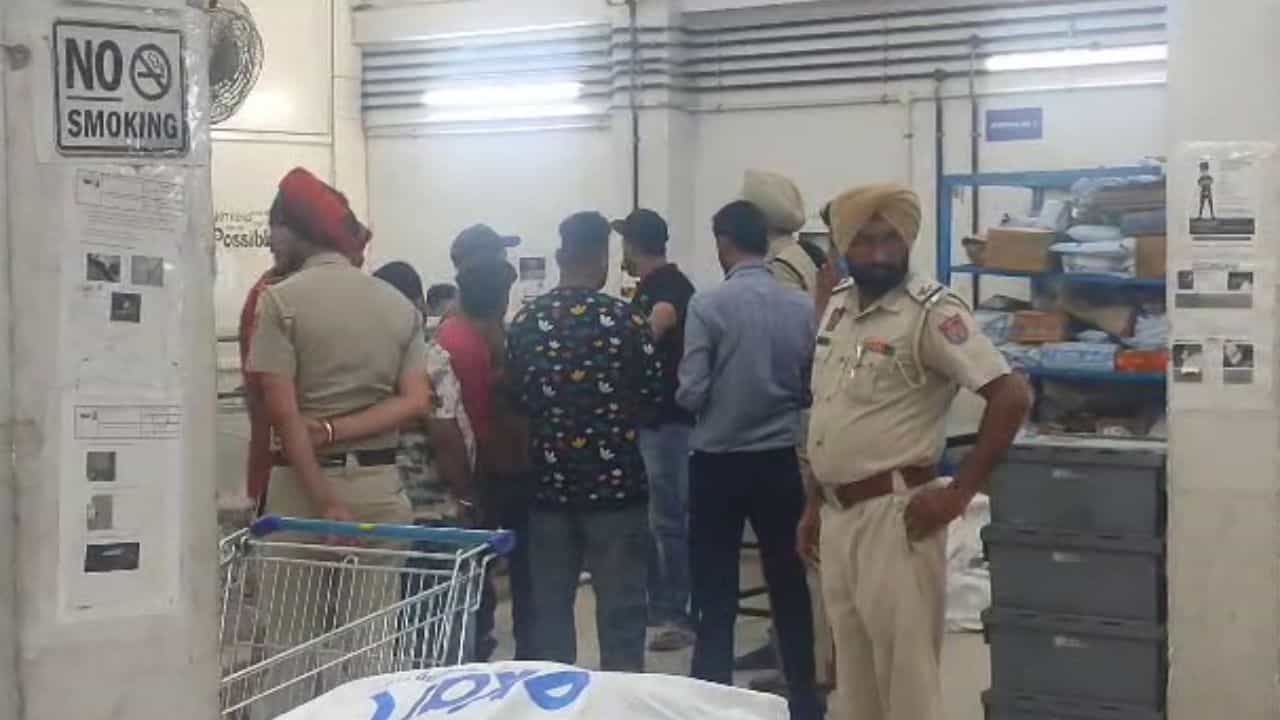 Jalandhar Loot: ਜਲੰਧਰ ਚ ਫਲਿੱਪਕਾਰਟ ਸਟੋਰ ਚ ਲੱਖਾਂ ਰੁਪਏ ਦੀ ਲੁੱਟ, ਪੁਲਿਸ ਮਹਿਕਮੇ ਨੂੰ ਪਈਆਂ ਭਾਜੜਾਂ