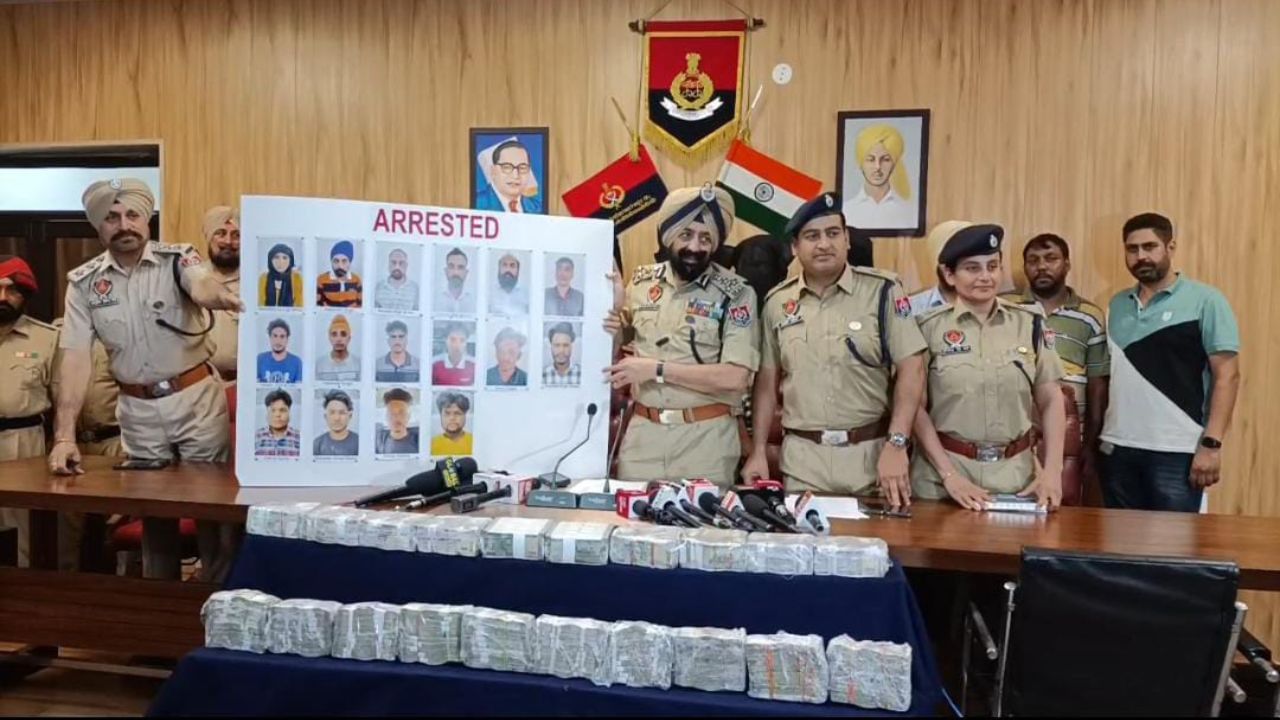 ਚੋਰਾਂ ਨੂੰ ਪੈ ਗਏ ਮੋਰ, ਲੁਧਿਆਣਾ ਲੁੱਟ ਮਾਮਲੇ ‘ਚ ਨਵਾਂ ਮੋੜ, ਲੁੱਟੀ ਗਈ ਰਕਮ ਹੋਈ ਚੋਰੀ, ਗ੍ਰਿਫਤਾਰ ਮੁਲਜ਼ਮਾਂ ਵੱਲੋਂ ਖੁਲਾਸਾ ਚੋਰਾਂ ਨੂੰ ਪੈ ਗਏ ਮੋਰ, ਲੁਧਿਆਣਾ ਲੁੱਟ ਮਾਮਲੇ ‘ਚ ਨਵਾਂ ਮੋੜ, ਲੁੱਟੀ ਗਈ ਰਕਮ ਹੋਈ ਚੋਰੀ, ਗ੍ਰਿਫਤਾਰ ਮੁਲਜ਼ਮਾਂ ਵੱਲੋਂ ਖੁਲਾਸਾ