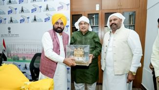 CM Met Gadkari: ਸੀਐੱਮ ਮਾਨ ਦੀ ਕੇਂਦਰੀ ਮੰਤਰੀ ਗਡਕਰੀ ਨਾਲ ਮੁਲਾਕਾਤ, ਨੈਸ਼ਨਲ ਹਾਈਵੇਅ ਸਮੇਤ ਕਈ ਸੜਕ ਪ੍ਰੋਜੈਕਟਾਂ ‘ਤੇ ਹੋਈ ਚਰਚਾ