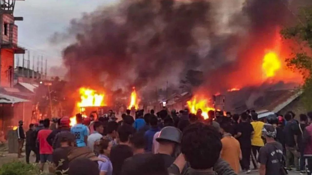 Manipur Violence: ਮਨੀਪੁਰ ਦਾ ਚੀਨ ਕਨੈਕਸ਼ਨ, ਕੀ ਸੂਬੇ ‘ਚ ਹਿੰਸਾ ਭੜਕਾ ਰਿਹਾ ਹੈ ‘ਡਰੈਗਨ’? ਸਵਾਲ ਚੁੱਕਣ ਦੀ ਇਹ ਹੈ ਕਾਰਨ ? Manipur Violence: ਮਨੀਪੁਰ ਦਾ ਚੀਨ ਕਨੈਕਸ਼ਨ, ਕੀ ਸੂਬੇ ‘ਚ ਹਿੰਸਾ ਭੜਕਾ ਰਿਹਾ ਹੈ ‘ਡਰੈਗਨ’? ਸਵਾਲ ਚੁੱਕਣ ਦੀ ਇਹ ਹੈ ਕਾਰਨ ?