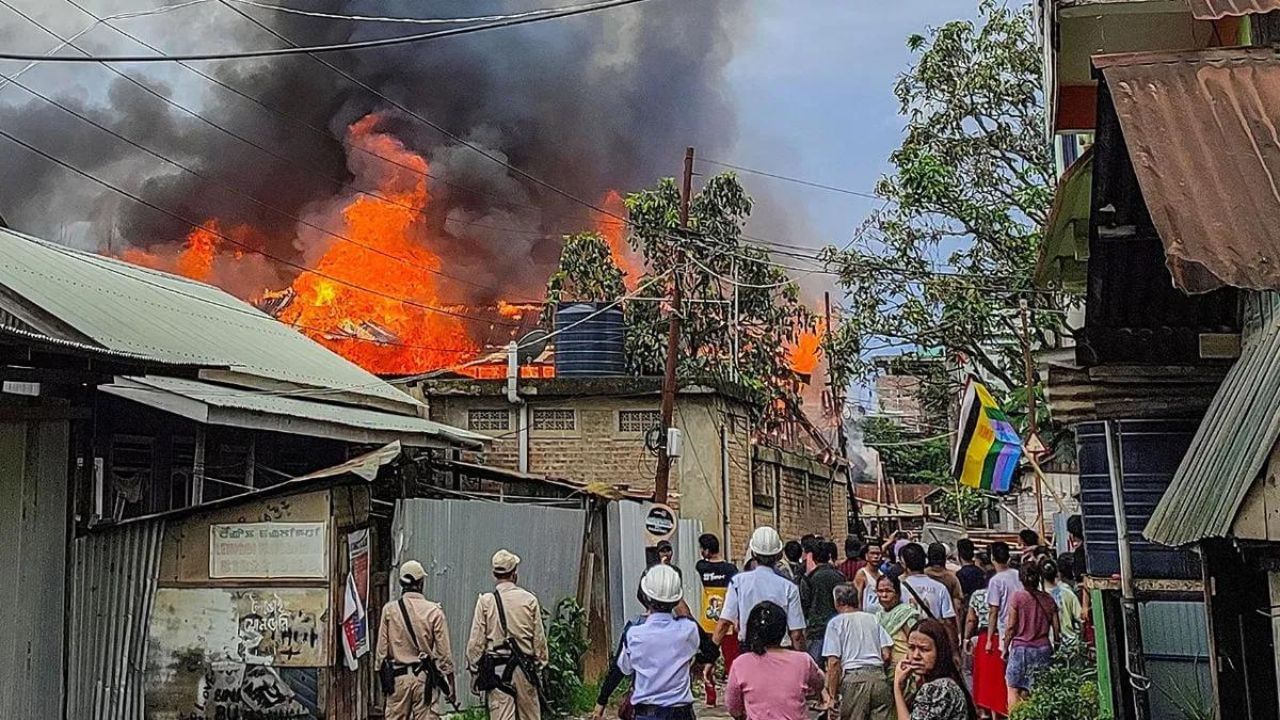 Manipur Violence: ਗੋਲੀਬਾਰੀ, ਅੱਗਜ਼ਨੀ ਦੀ ਕੋਸ਼ਿਸ਼, ਸੁਰੱਖਿਆ ਬਲਾਂ ‘ਤੇ ਹਮਲਾ; ਮਨੀਪੁਰ ‘ਚ ਫਿਰ ਭੜਕ ਹਿੰਸਾ Manipur Violence: ਗੋਲੀਬਾਰੀ, ਅੱਗਜ਼ਨੀ ਦੀ ਕੋਸ਼ਿਸ਼, ਸੁਰੱਖਿਆ ਬਲਾਂ ‘ਤੇ ਹਮਲਾ; ਮਨੀਪੁਰ ‘ਚ ਫਿਰ ਭੜਕ ਹਿੰਸਾ