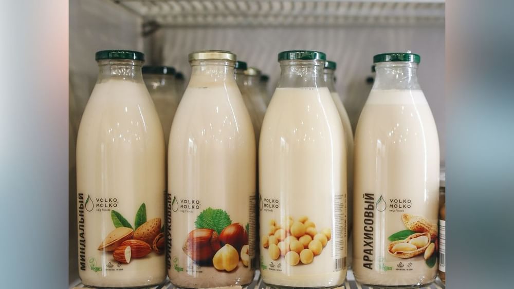 ਡੇਲੀਮੇਲ ਦੀ ਰਿਪੋਰਟ ਮੁਤਾਬਕ ਜੇਕਰ ਤੁਸੀਂ ਦੁੱਧ ਨੂੰ ਫਟਣ ਤੋਂ ਬਚਾਉਣਾ ਚਾਹੁੰਦੇ ਹੋ ਤਾਂ ਇਸ ਨੂੰ ਫਰਿੱਜ ਦੇ ਮੁੱਖ ਹਿੱਸੇ 'ਚ ਰੱਖੋ। ਦਰਵਾਜ਼ੇ ਦੇ ਹਿੱਸੇ ਵਿੱਚ ਨਹੀਂ, ਕਿਉਂਕਿ ਇਹ ਫਰਿੱਜ ਦਾ ਸਭ ਤੋਂ ਘੱਟ ਠੰਡਾ ਹਿੱਸਾ ਹੈ। ਯੂਨੀਵਰਸਿਟੀ ਆਫ ਲੰਡਨ ਦੇ ਫੂਡ ਪਾਲਿਸੀ ਦੇ ਡਾਕਟਰ ਕ੍ਰਿਸ਼ਚੀਅਨ ਰੇਨੌਡਸ ਦਾ ਕਹਿਣਾ ਹੈ ਕਿ ਦੁੱਧ ਖਰਬ ਹੋਣ ਵਾਲੀ ਵਸਤੂ ਹੈ। ਇਸ ਲਈ ਇਹ ਸਭ ਤੋਂ ਮਹੱਤਵਪੂਰਨ ਹੈ ਕਿ ਫਰਿੱਜ ਦੇ ਕਿਹੜੇ ਹਿੱਸੇ ਵਿੱਚ ਇਸ ਨੂੰ ਸਟੋਰ ਕਰਨਾ ਹੈ ਅਤੇ ਉੱਥੇ ਤਾਪਮਾਨ ਕਿੰਨਾ ਹੋਵੇ। (Photo Credit: Pexles)