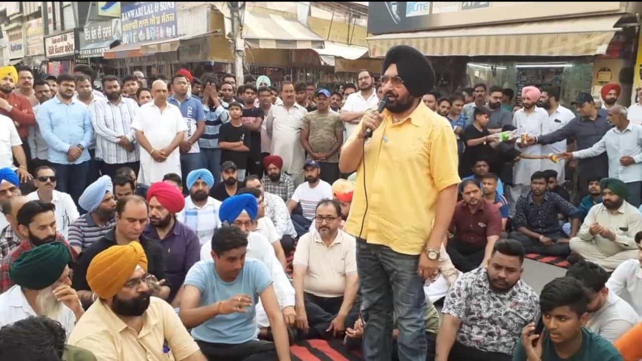 Moga Firing: ਮੋਗਾ ਚ ਦਿਨ-ਦਿਹਾੜੇ ਸੁਨਿਆਰੇ ਦਾ ਗੋਲੀਆਂ ਮਾਰ ਕੇ ਕਤਲ, ਰੋਸ ਵੱਜੋਂ ਦੁਕਾਨਦਾਰਾਂ ਨੇ ਬੰਦ ਕੀਤੇ ਬਾਜ਼ਾਰ