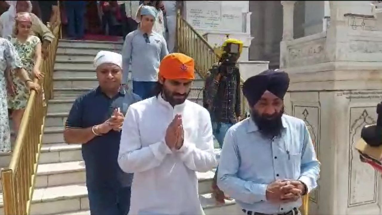 Prateik Babbar in Golden Temple: ਫਿਲਮ ਅਭਿਨੇਤਾ ਪ੍ਰਤੀਕ ਬੱਬਰ ਸੱਚਖੰਡ ਸ਼੍ਰੀ ਹਰਿਮੰਦਰ ਸਾਹਿਬ ਵਿਖੇ ਹੋਏ ਨਤਮਸਤਕ Prateik Babbar in Golden Temple: ਫਿਲਮ ਅਭਿਨੇਤਾ ਪ੍ਰਤੀਕ ਬੱਬਰ ਸੱਚਖੰਡ ਸ਼੍ਰੀ ਹਰਿਮੰਦਰ ਸਾਹਿਬ ਵਿਖੇ ਹੋਏ ਨਤਮਸਤਕ
