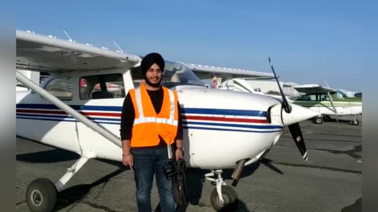 Punjabi Boy Achievement: ਮੋਗਾ ਦੇ ਗੱਭਰੂ ਪੁੱਤ ਨੇ ਕੈਨੇਡਾ ਚ ਕਰਵਾਈ ਬੱਲੇ-ਬੱਲੇ, ਜਹਾਜ਼  ਚਲਾਉਣ ਦਾ ਲਾਇਸੈਂਸ ਕੀਤਾ ਹਾਸਲ