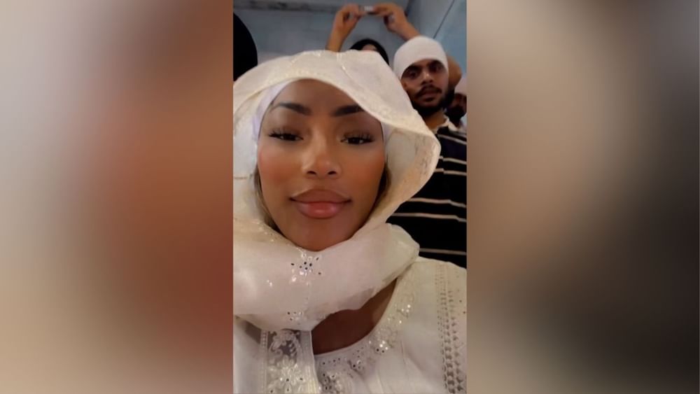 ਹਾਲਾਂਕਿ, ਸਟੀਫਲਨ ਡੌਨ ਨੇ ਇਸ ਦੌਰਾਨ ਮੀਡਿਆ ਤੋਂ ਦੂਰੀ ਬਣਾਕੇ ਰੱਖੀ, ਪਰ ਫੈਂਸ ਦੇ ਨਾਲ ਉਨ੍ਹਾਂ ਨੇ ਜਰੂਰ ਯਾਦਗਾਰੀ ਤਸਵੀਰਾਂ ਖਿੱਚਵਾਈਆਂ। ਦਰਅਸਲ, ਮਰਹੂਮ ਗਾਇਕ ਸਿੱਧੂ ਮੂਸੇਵਾਲਾ ਦੀ 'ਬਰਥ ਐਨਵਰਸਰੀ' ਮੌਕੇ  ਸਟੀਫਲਨ ਡੌਨ ਉਨ੍ਹਾਂ ਦੇ ਮਾਪਿਆਂ ਨੂੰ ਮਿਲਣ ਲਈ ਪੰਜਾਬ ਪਹੁੰਚੇ ਸਨ।