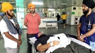 Hungama: ਗੋਲਡਨ ਟੈਂਪਲ ਦੇ ਵਿਰਾਸਤੀ ਮਾਰਗ ‘ਤੇ ਫੋਟੋਗ੍ਰਾਫਰਾਂ ਦੀ ਗੁੰਡਾਗਰਦੀ, ਸਿੱਖ ਨੌਜਵਾਨ ਦੀ ਬਾਂਹ ਤੋੜੀ, ਪੁਲਿਸ ਕਰੇਗੀ ਕਾਰਵਾਈ Hungama: ਗੋਲਡਨ ਟੈਂਪਲ ਦੇ ਵਿਰਾਸਤੀ ਮਾਰਗ ‘ਤੇ ਫੋਟੋਗ੍ਰਾਫਰਾਂ ਦੀ ਗੁੰਡਾਗਰਦੀ, ਸਿੱਖ ਨੌਜਵਾਨ ਦੀ ਬਾਂਹ ਤੋੜੀ, ਪੁਲਿਸ ਕਰੇਗੀ ਕਾਰਵਾਈ