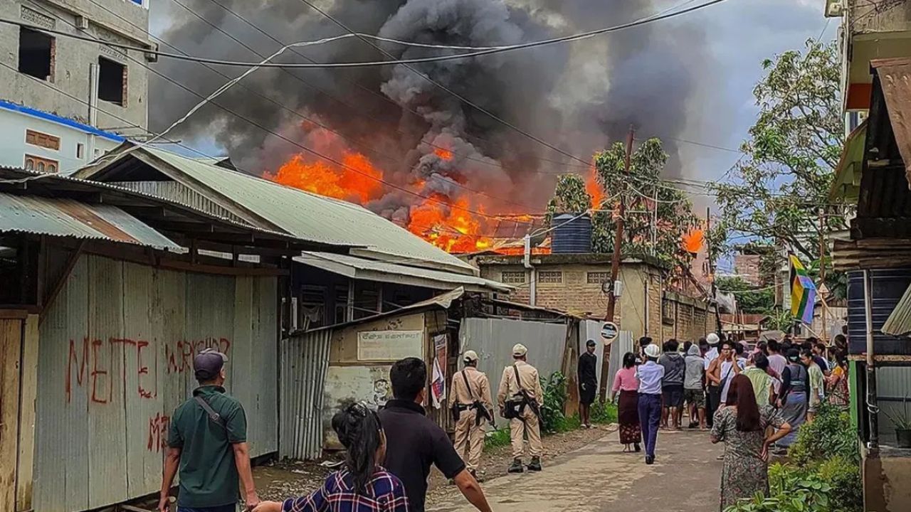 Manipur Violence: ਮਨੀਪੁਰ ‘ਚ ਮੁੜ ਭੜਕੀ ਹਿੰਸਾ, ਸੁਰੱਖਿਆ ਬਲਾਂ ਨਾਲ ਭਿੜੇ ਸ਼ਰਾਰਤੀ ਅਨਸਰ, ਬੀਜੇਪੀ ਆਗੂਆਂ ਦੇ ਘਰਾਂ ਨੂੰ ਫੂਕਣ ਦੀ ਕੋਸ਼ਿਸ਼ Manipur Violence: ਮਨੀਪੁਰ ‘ਚ ਮੁੜ ਭੜਕੀ ਹਿੰਸਾ, ਸੁਰੱਖਿਆ ਬਲਾਂ ਨਾਲ ਭਿੜੇ ਸ਼ਰਾਰਤੀ ਅਨਸਰ, ਬੀਜੇਪੀ ਆਗੂਆਂ ਦੇ ਘਰਾਂ ਨੂੰ ਫੂਕਣ ਦੀ ਕੋਸ਼ਿਸ਼