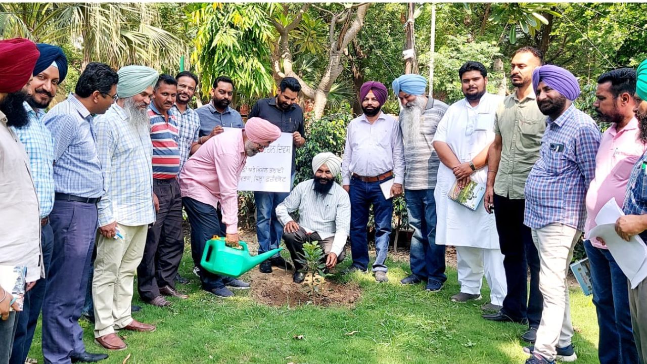 Kisan Camp: ਵਾਤਾਵਰਣ ਨੂੰ ਸਾਫ ਰੱਖਣ ਬਾਰੇ ਲੋਕਾਂ ਨੂੰ ਕੀਤਾ ਜਾਗਰੁਕ, ਫਸਲ ਦੀ ਰਹਿੰਦ ਖਹੂੰਦ ਨੂੰ ਅੱਗ ਨਾ ਲਾਉਣ ਦੀ ਅਪੀਲ Kisan Camp: ਵਾਤਾਵਰਣ ਨੂੰ ਸਾਫ ਰੱਖਣ ਬਾਰੇ ਲੋਕਾਂ ਨੂੰ ਕੀਤਾ ਜਾਗਰੁਕ, ਫਸਲ ਦੀ ਰਹਿੰਦ ਖਹੂੰਦ ਨੂੰ ਅੱਗ ਨਾ ਲਾਉਣ ਦੀ ਅਪੀਲ