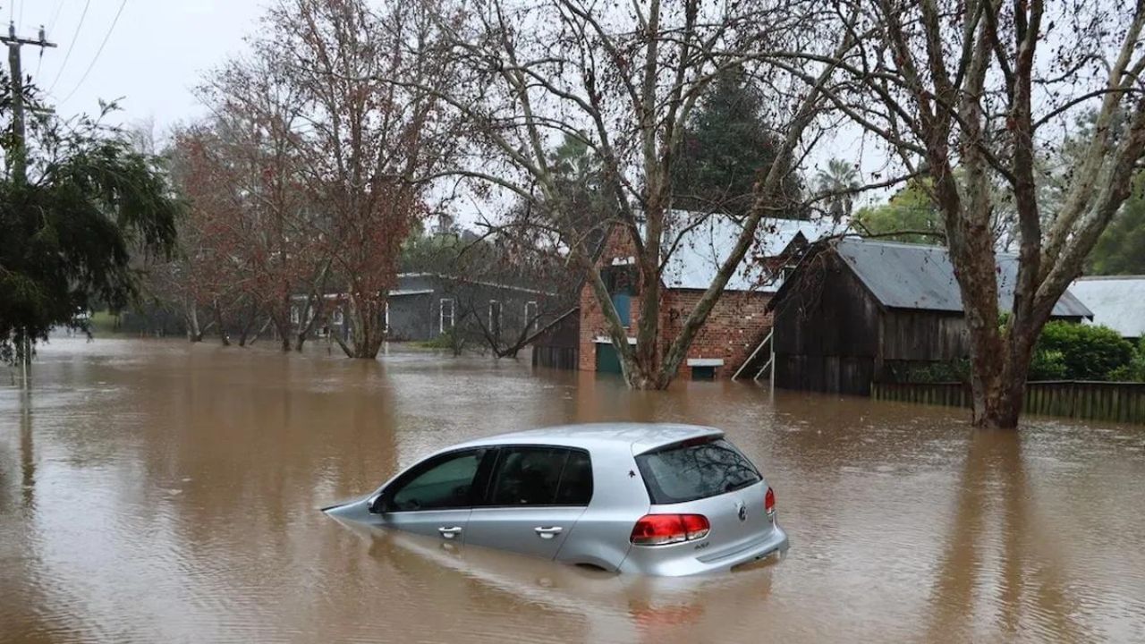 Monsoon Car Tips: ਮੀਂਹ ਦੇ ਪਾਣੀ ‘ਚ ਫਸੀ ਕਾਰ ਨੂੰ ਕੱਢਣ ਲਈ ਕਰੋ ਇਹ ਕੰਮ, ਡੁੱਬਣ ਤੋਂ ਬਚਾਉਣਗੇ ਇਹ ਟਿਪਸ Monsoon Car Tips: ਮੀਂਹ ਦੇ ਪਾਣੀ ‘ਚ ਫਸੀ ਕਾਰ ਨੂੰ ਕੱਢਣ ਲਈ ਕਰੋ ਇਹ ਕੰਮ, ਡੁੱਬਣ ਤੋਂ ਬਚਾਉਣਗੇ ਇਹ ਟਿਪਸ