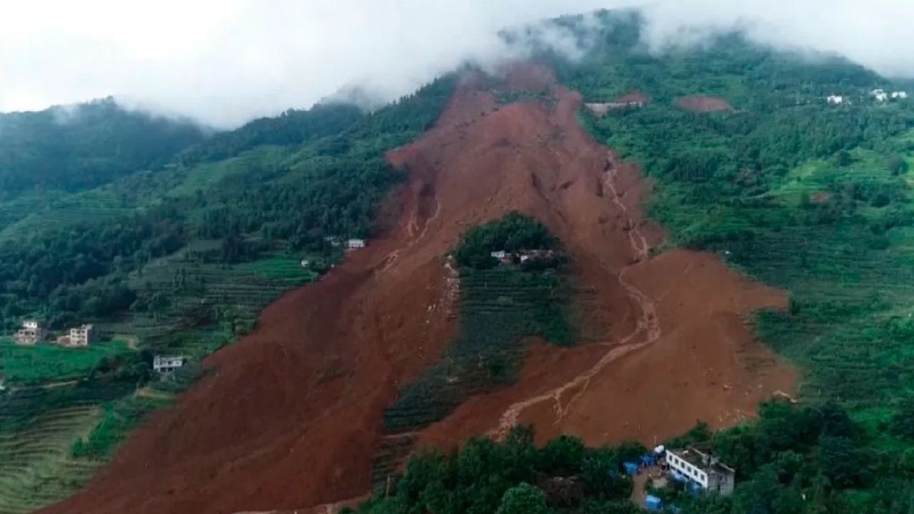 Landslide In China: ਚੀਨ ਦੇ ਸਿਚੁਆਨ ‘ਚ ਜ਼ਮੀਨ ਖਿਸਕਣ ਨਾਲ 14 ਲੋਕ ਦੱਬੇ ਗਏ, ਪੰਜ ਲਾਪਤਾ Landslide In China: ਚੀਨ ਦੇ ਸਿਚੁਆਨ ‘ਚ ਜ਼ਮੀਨ ਖਿਸਕਣ ਨਾਲ 14 ਲੋਕ ਦੱਬੇ ਗਏ, ਪੰਜ ਲਾਪਤਾ