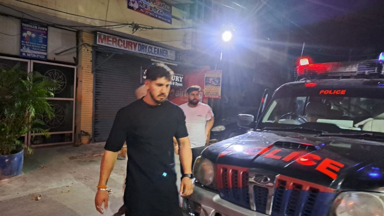 Jalandhar: ਕੈਬਨਿਟ ਮੰਤਰੀ ਬਲਕਾਰ ਸਿੰਘ ਦੇ ਕਾਫਲੇ ‘ਤੇ ਬਦਮਾਸ਼ਾਂ ਨੇ ਇੱਟਾਂ ਰੋੜਿਆਂ ਨਾਲ ਕੀਤਾ ਹਮਲਾ, ਚਾਰ ਬਦਮਾਸ਼ ਹਿਰਾਸਤ ਚ ਲਏ ਗਏ Jalandhar: ਕੈਬਨਿਟ ਮੰਤਰੀ ਬਲਕਾਰ ਸਿੰਘ ਦੇ ਕਾਫਲੇ ‘ਤੇ ਬਦਮਾਸ਼ਾਂ ਨੇ ਇੱਟਾਂ ਰੋੜਿਆਂ ਨਾਲ ਕੀਤਾ ਹਮਲਾ, ਚਾਰ ਬਦਮਾਸ਼ ਹਿਰਾਸਤ ਚ ਲਏ ਗਏ