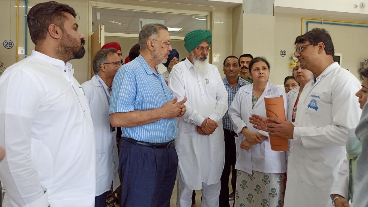 Health Minister ਸਿਹਤ ਮੰਤਰੀ ਵੱਲੋਂ ਗੁਰੂ ਗੋਬਿੰਦ ਸਿੰਘ ਮੈਡੀਕਲ ਕਾਲਜ ਤੇ ਹਸਪਤਾਲ ਦਾ ਦੌਰਾ Health Minister ਸਿਹਤ ਮੰਤਰੀ ਵੱਲੋਂ ਗੁਰੂ ਗੋਬਿੰਦ ਸਿੰਘ ਮੈਡੀਕਲ ਕਾਲਜ ਤੇ ਹਸਪਤਾਲ ਦਾ ਦੌਰਾ