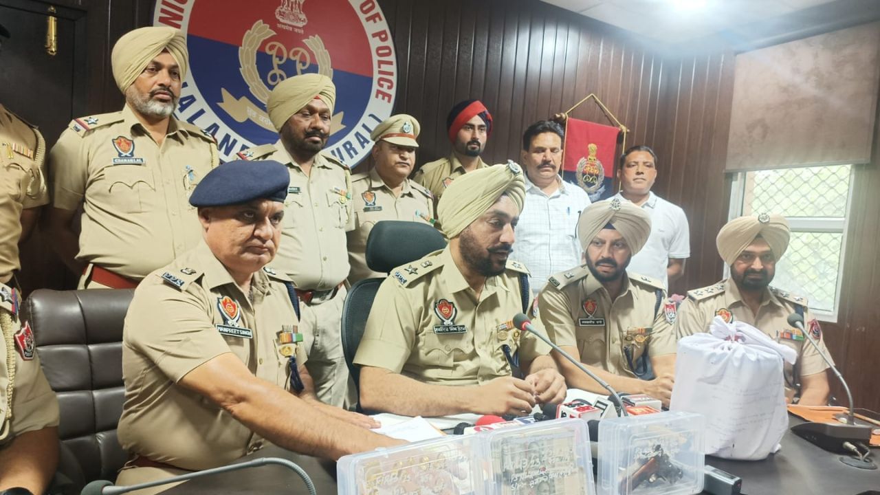Drug Smuggler Arrest: ਨਸ਼ਾ ਤਸਕਰ ਨੇ ਪੁਲਿਸ ਟੀਮ ‘ਤੇ ਕਾਰ ਚੜ੍ਹਾਉਣ ਦੀ ਕੀਤੀ ਕੋਸ਼ਿਸ਼, ਪਾਕਿਸਤਾਨ ਤੋਂ ਮੰਗਵਾਈ ਹੈਰੋਇਨ ਸਮੇਤ ਗ੍ਰਿਫਤਾਰ Drug Smuggler Arrest: ਨਸ਼ਾ ਤਸਕਰ ਨੇ ਪੁਲਿਸ ਟੀਮ ‘ਤੇ ਕਾਰ ਚੜ੍ਹਾਉਣ ਦੀ ਕੀਤੀ ਕੋਸ਼ਿਸ਼, ਪਾਕਿਸਤਾਨ ਤੋਂ ਮੰਗਵਾਈ ਹੈਰੋਇਨ ਸਮੇਤ ਗ੍ਰਿਫਤਾਰ