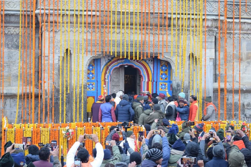 ਕੇਦਾਰਨਾਥ: ਕੇਦਾਰਨਾਥ ਦੇ ਦਰਸ਼ਨਾਂ ਲਈ ਲੋਕ ਭਾਰਤ ਤੋਂ ਹੀ ਨਹੀਂ ਵਿਦੇਸ਼ਾਂ ਤੋਂ ਵੀ ਆਉਂਦੇ ਹਨ। ਇਹ ਭਗਵਾਨ ਸ਼ਿਵ ਦੇ 12 ਜੌਤਿਰਲਿੰਗਾਂ ਵਿੱਚੋਂ ਇੱਕ ਹੈ। ਇੱਥੇ ਬਰਫ਼ ਨਾਲ ਢੱਕੇ ਹਿਮਾਲਿਆ ਦੇ ਖ਼ੂਬਸੂਰਤ ਪਹਾੜਾਂ ਨੂੰ ਦੇਖਣ ਦਾ ਵੱਖਰਾ ਅਨੁਭਵ ਮਿਲਦਾ ਹੈ।